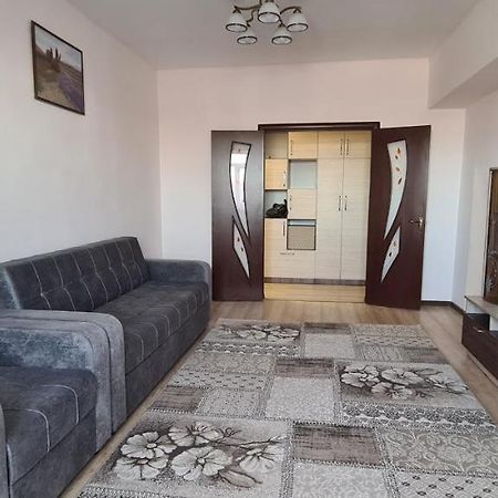 Apartamento Flat In Central Bishkek Exterior foto