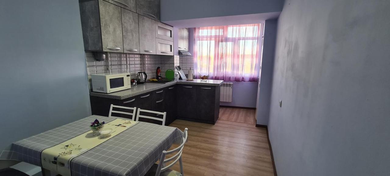 Apartamento Flat In Central Bishkek Exterior foto