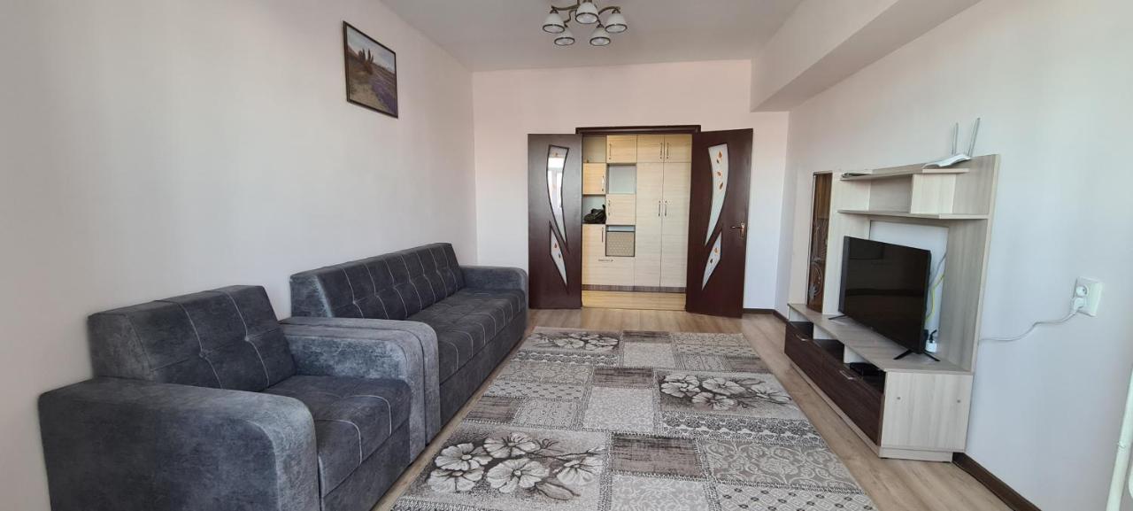 Apartamento Flat In Central Bishkek Exterior foto