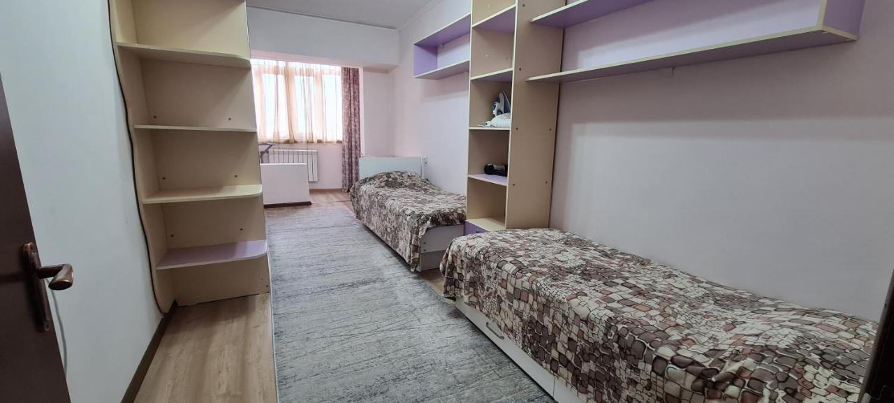 Apartamento Flat In Central Bishkek Exterior foto